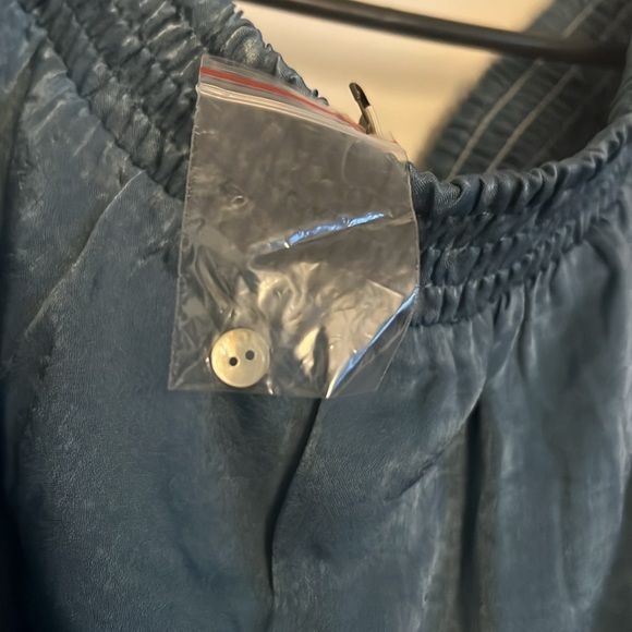 Over the shoulder shirt - Picture 3 of 4